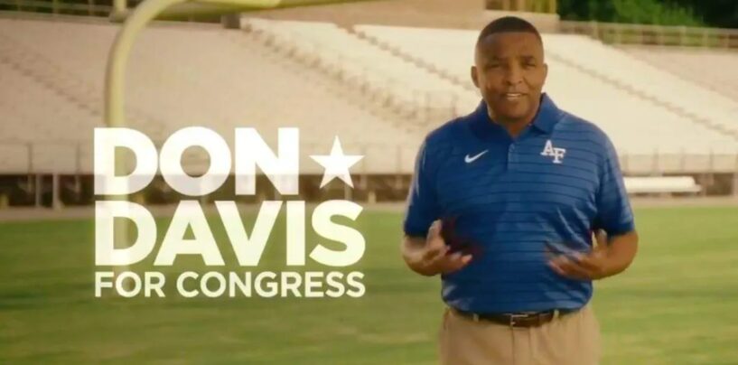 Les républicains ont redessiné son district. Maintenant, le démocrate Don Davis fait des publicités de campagne anti-trans