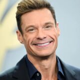 Ryan Seacrest fait vibrer ses abdominaux en pack de six dans une nouvelle photo sexy torse nu