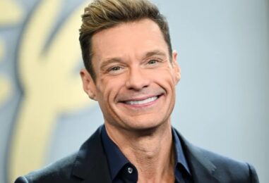 Ryan Seacrest fait vibrer ses abdominaux en pack de six dans une nouvelle photo sexy torse nu