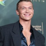 Connor Storrie est tout couvert sur une nouvelle photo de son célèbre derrière