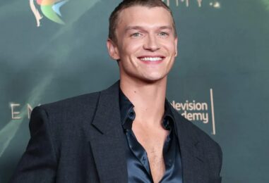Connor Storrie est tout couvert sur une nouvelle photo de son célèbre derrière