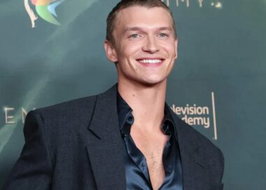 Connor Storrie est tout couvert sur une nouvelle photo de son célèbre derrière
