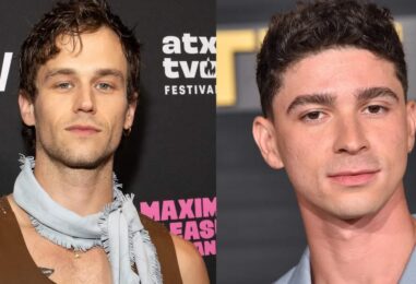 Brandon Flynn et Isaac Cole Powell prennent la douche ensemble dans une vidéo virale sexy