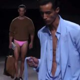 Tom Ford envoie des mannequins en sous-vêtements révélateurs sur le podium de la Fashion Week de Paris