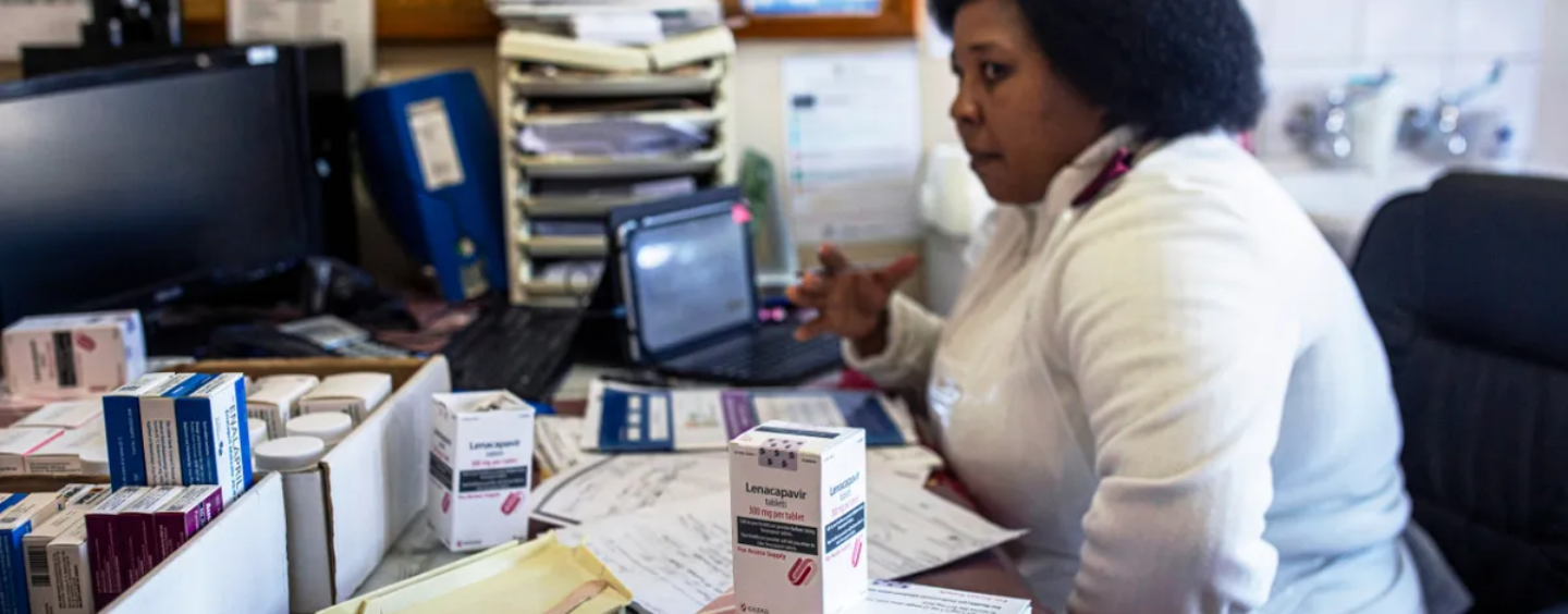 Les prestataires de soins du VIH manquent de médicaments à cause des coupes dans l'aide étrangère de Trump