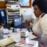 Les prestataires de soins du VIH manquent de médicaments à cause des coupes dans l'aide étrangère de Trump