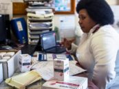 Les prestataires de soins du VIH manquent de médicaments à cause des coupes dans l'aide étrangère de Trump