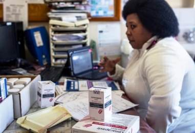 Les prestataires de soins du VIH manquent de médicaments à cause des coupes dans l'aide étrangère de Trump