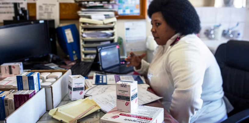 Les prestataires de soins du VIH manquent de médicaments à cause des coupes dans l'aide étrangère de Trump