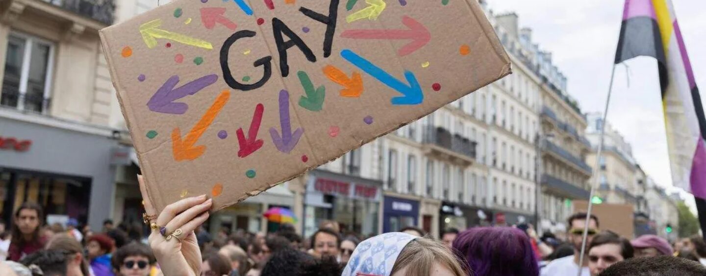 Qu'apprennent les hommes homosexuels lorsque nous nous demandons : « Quand êtes-vous sortis ? »