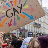 Qu'apprennent les hommes homosexuels lorsque nous nous demandons : « Quand êtes-vous sortis ? »
