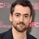 Rencontrez Luis Gerardo Méndez, le bel acteur gay qui représente fièrement le Mexique