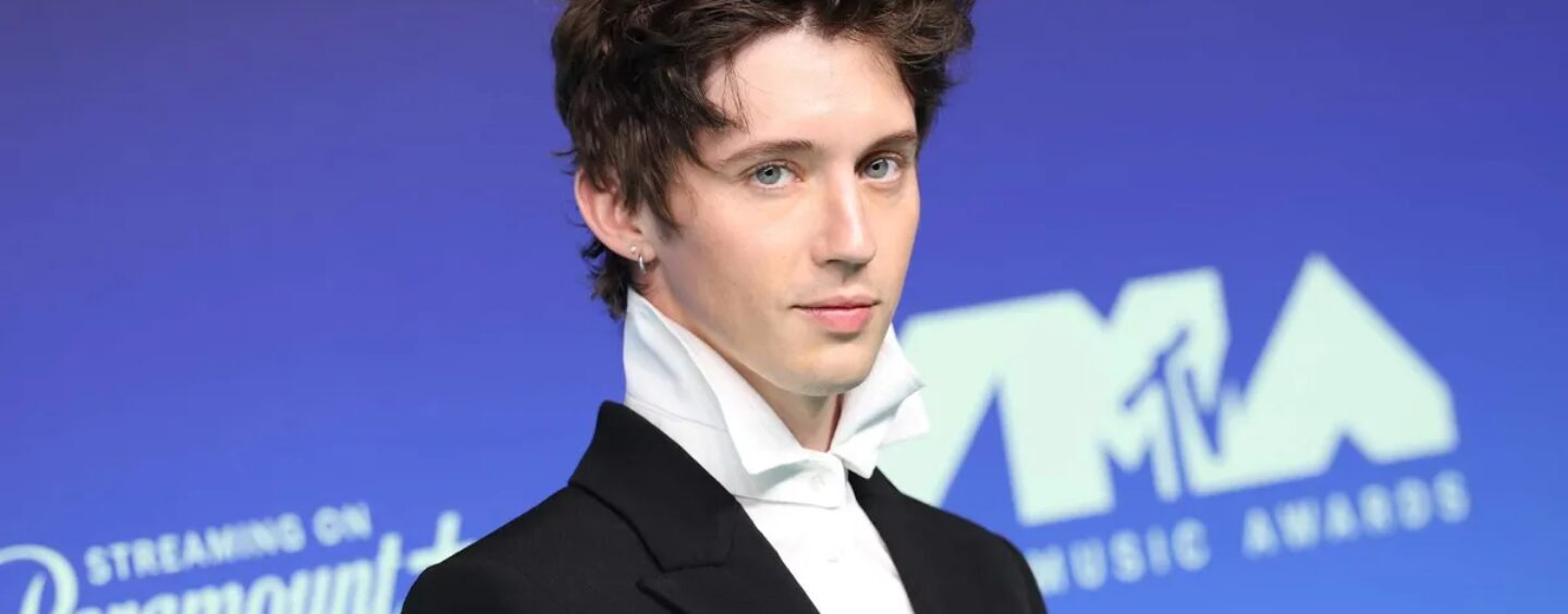 Troye Sivan prend la douche avec un bel amant dans un nouveau clip sexy