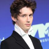 Troye Sivan prend la douche avec un bel amant dans un nouveau clip sexy