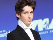 Troye Sivan prend la douche avec un bel amant dans un nouveau clip sexy