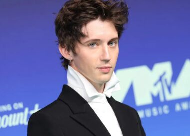 Troye Sivan prend la douche avec un bel amant dans un nouveau clip sexy