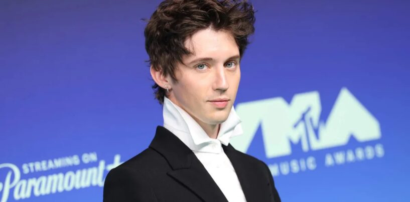Troye Sivan prend la douche avec un bel amant dans un nouveau clip sexy