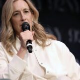Les nouvelles coupes de Medicaid dans les soins aux personnes trans de Trump poussent les familles pauvres à demander aux gouverneurs des États bleus : où est le plan ?