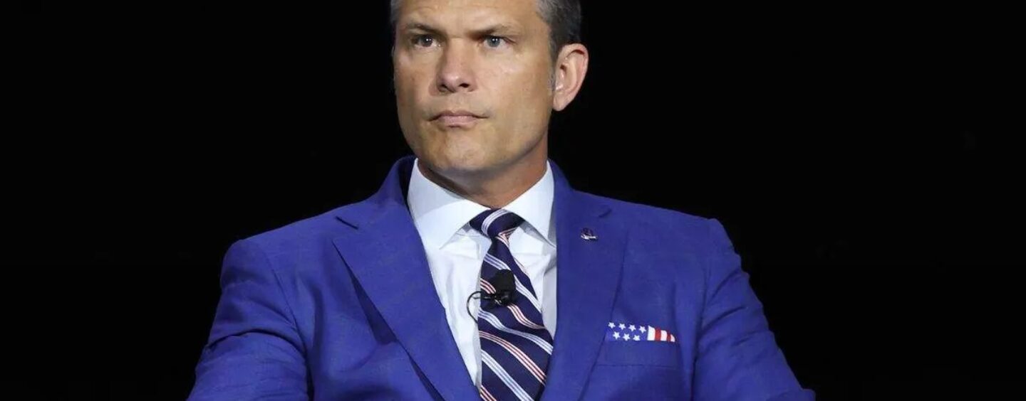 Pete Hegseth devra peut-être témoigner sous serment au sujet de ses insultes anti-trans. Un juge fédéral a mis le DOJ en demeure
