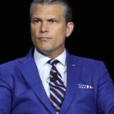 Pete Hegseth devra peut-être témoigner sous serment au sujet de ses insultes anti-trans. Un juge fédéral a mis le DOJ en demeure