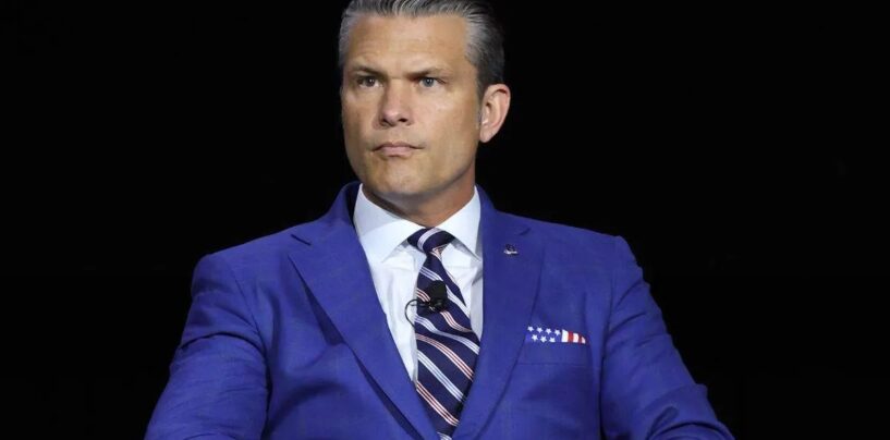 Pete Hegseth devra peut-être témoigner sous serment au sujet de ses insultes anti-trans. Un juge fédéral a mis le DOJ en demeure