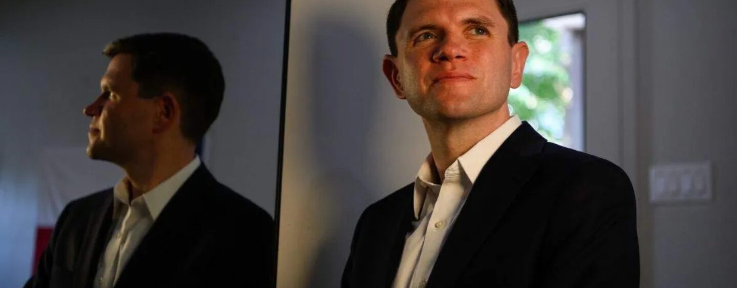 Les républicains ont attaqué James Talarico pour « Dieu n'est pas binaire ». Il dit que Charlie Kirk a fait la même chose
