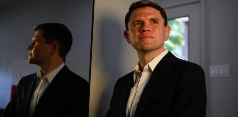 Les républicains ont attaqué James Talarico pour « Dieu n'est pas binaire ». Il dit que Charlie Kirk a fait la même chose