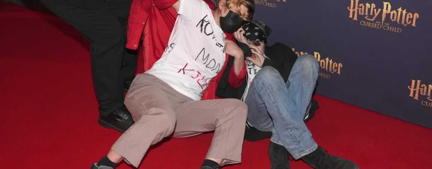 Des militants des droits des trans trans envahissent le tapis rouge de Harry Potter dans le West End : « Boycottez JK Rowling ! »