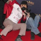 Des militants des droits des trans trans envahissent le tapis rouge de Harry Potter dans le West End : « Boycottez JK Rowling ! »