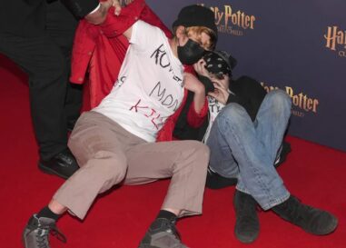 Des militants des droits des trans trans envahissent le tapis rouge de Harry Potter dans le West End : « Boycottez JK Rowling ! »