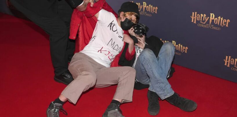 Des militants des droits des trans trans envahissent le tapis rouge de Harry Potter dans le West End : « Boycottez JK Rowling ! »