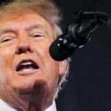 « Je n'ai jamais fait ça avec un homme auparavant »: Trump se moque du corps du républicain de l'Ohio lors d'un rassemblement dans le Kentucky