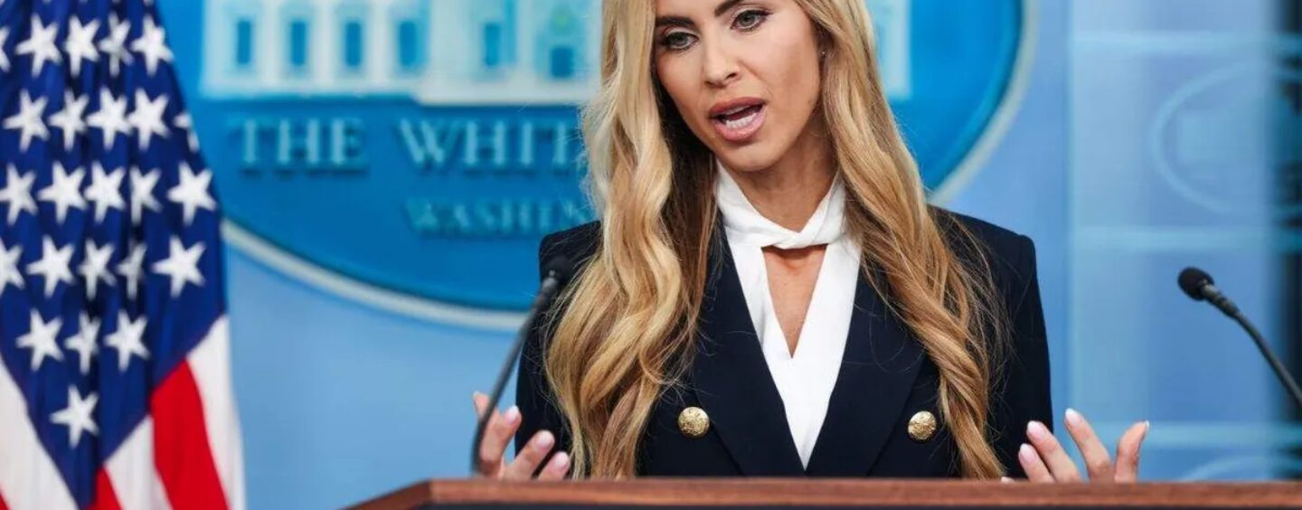 La nouvelle attachée de presse de Trump avait besoin d'une interview de nettoyage sur Fox News pour son interview de nettoyage avec Sean Hannity