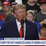 Donald Trump se dit à quel point il aime le « cul » de Jon Husted lors d'un rassemblement