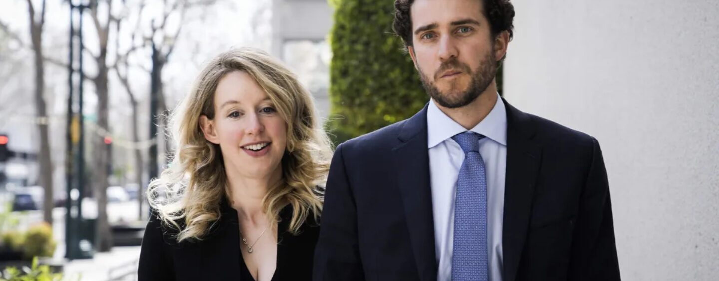 Le fiancé d'Elizabeth Holmes, Billy Evans, a une scène frontale choquante dans un nouveau film
