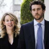 Le fiancé d'Elizabeth Holmes, Billy Evans, a une scène frontale choquante dans un nouveau film