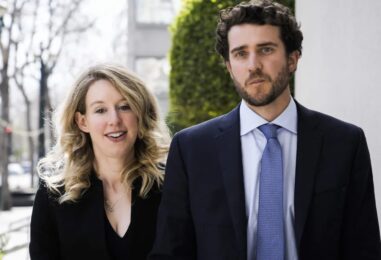 Le fiancé d'Elizabeth Holmes, Billy Evans, a une scène frontale choquante dans un nouveau film