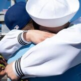 Les familles des militaires mettent en garde le Congrès en termes sévères : attaquer nos enfants trans vous coûtera des troupes