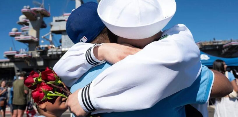 Les familles des militaires mettent en garde le Congrès en termes sévères : attaquer nos enfants trans vous coûtera des troupes