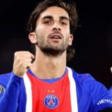 Ferran Torres se déshabille et porte un slip blanc moulant pour une campagne de sous-vêtements sexy