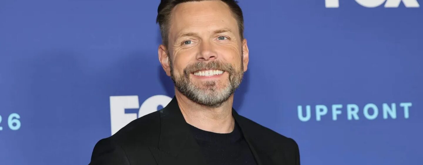 La poitrine nue de Joel McHale devient virale dans une nouvelle vidéo sexy