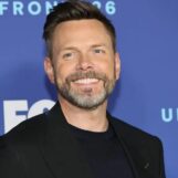 La poitrine nue de Joel McHale devient virale dans une nouvelle vidéo sexy