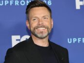 La poitrine nue de Joel McHale devient virale dans une nouvelle vidéo sexy