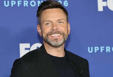 La poitrine nue de Joel McHale devient virale dans une nouvelle vidéo sexy