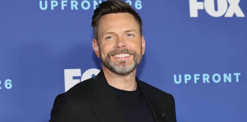 La poitrine nue de Joel McHale devient virale dans une nouvelle vidéo sexy