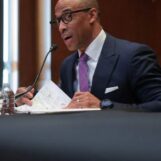 Un membre du Congrès gay fait pression sur le secrétaire du HUD, Scott Turner, sur le retrait de l'agence des protections en matière de logement LGBTQ+