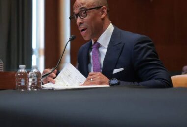 Un membre du Congrès gay fait pression sur le secrétaire du HUD, Scott Turner, sur le retrait de l'agence des protections en matière de logement LGBTQ+