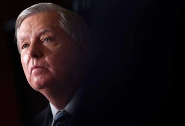 Lindsey Graham s'est opposée aux droits LGBTQ+. Trois hommes disent qu'il les a payés pour du sexe