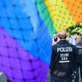 La police allemande effectue une descente dans un centre de santé trans pour trafic présumé de médicaments sur ordonnance : une « intrusion violente »