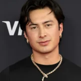 Hudson Williams montre ses fesses et porte un masque de chiot dans la scène de sexe de Yaga